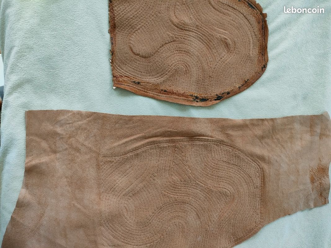 Deux morceaux de cuir brodés (image 3)
