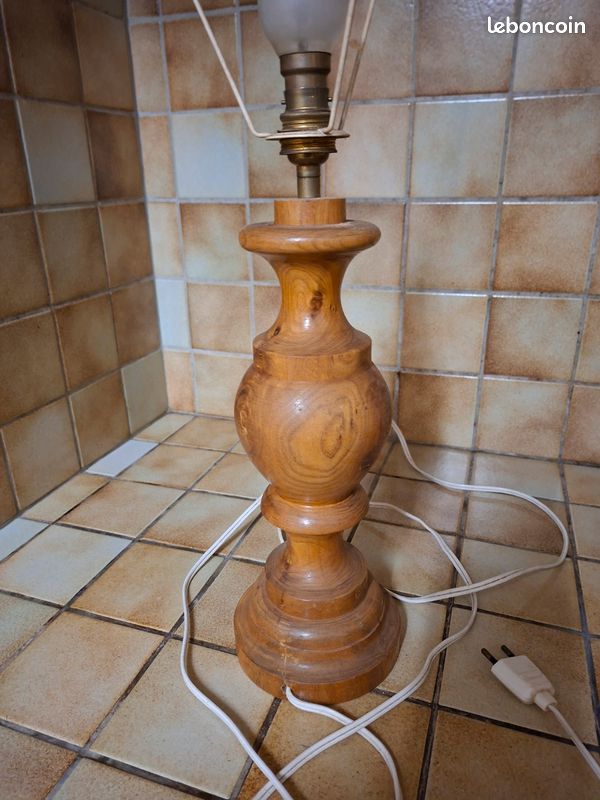Pied de lampe en bois tourné (image 1)