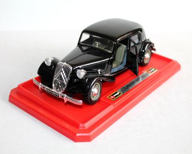 Citroën Traction 15-six noire (échelle 1/24ème) - Voiture miniature