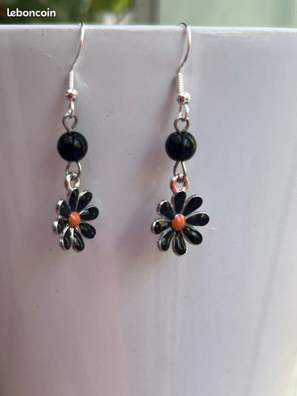 Boucles d’oreilles argentées fleur noire & perle en verre 🖤🌼 (image 2)