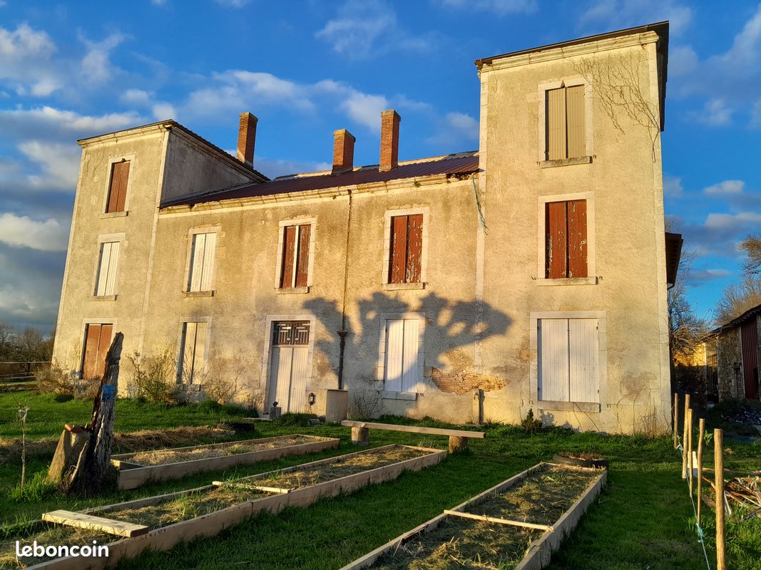 Maison 19 pièces 400 m² · à Eyzerac · 400 m² · 280 000 €