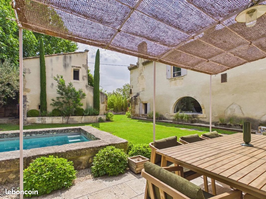 Maison 6 pièces 260 m² · à Mouriès · 260 m² · 3 650 €/mois