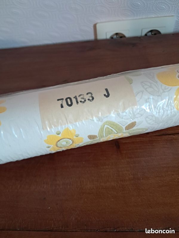 Rouleau de papier peint fleuri vintage 70's neuf sous blister (image 2)