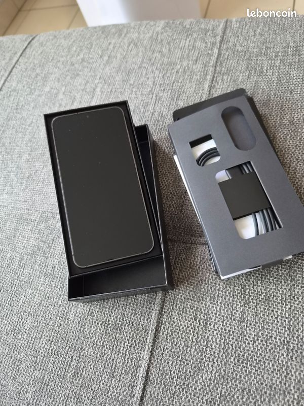 Samsung S24 noir + accessoires neufs (image 1)