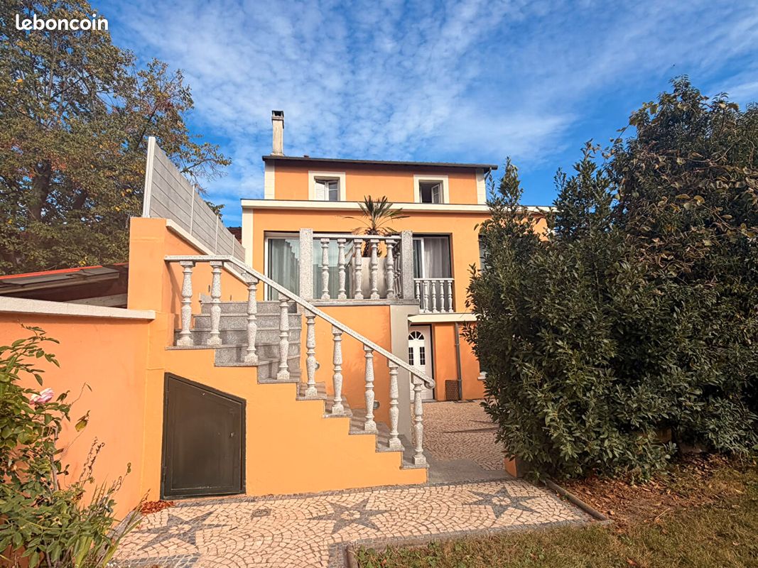 Maison 8 pièces 209 m² · à Chatou · 209 m² · 2 800 €/mois