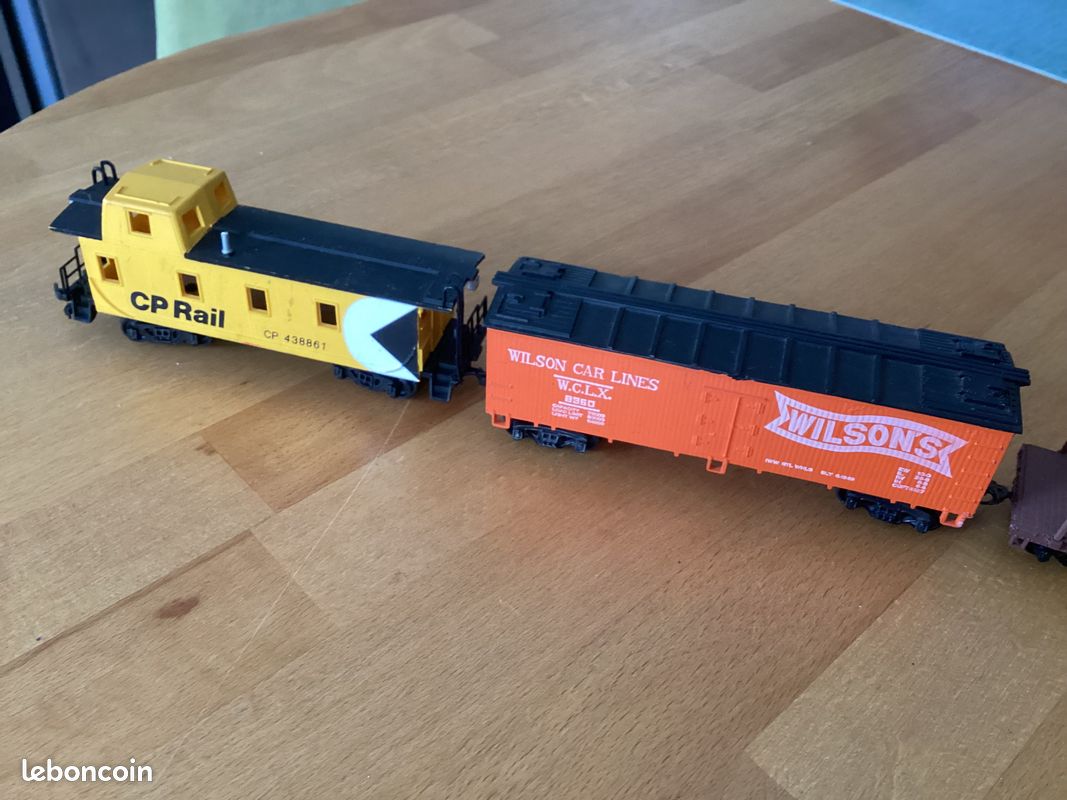 Lot De Trains HO Jouef – 2 Locomotives, 8 Wagons, 2 Passages à Niveau Et Plus – Occasion