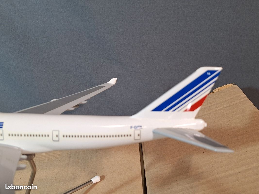 Maquette avion Boeing B747 400 au 1/200e par Bourbon en boite (image 5)