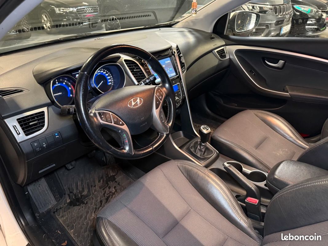 HYUNDAI i30 1.6 CRDi 128 Pack Premium TOIT OUVRANT / SIEGES CHAUFFANTS (image 13)