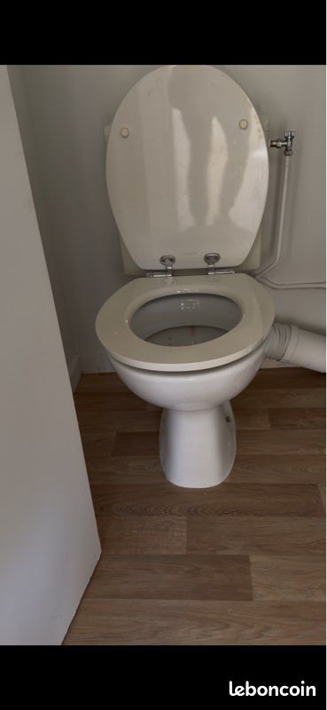 Meuble double vasque neuf baignoire neuve Toilettes occasion 100 le double vasque 130 la baignoire avec le robinet neuf prix négociable, si vous prenez tout et à venir récupérer à domicile (image 5)