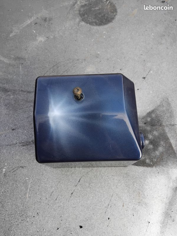 Unique lot vase expansion, cache relais et réservoir liquide DA Opel Calibra 