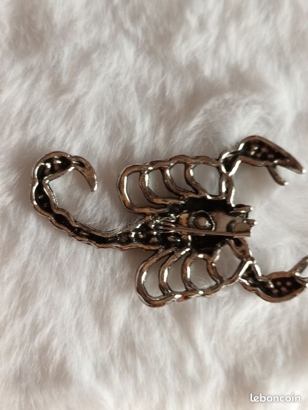 Broche scorpion argentée strass bleu (image 4)