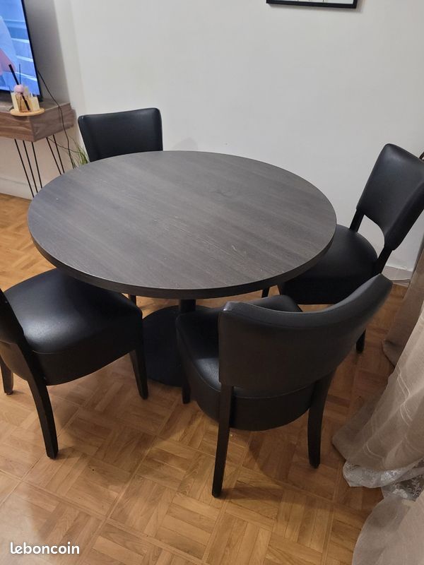 Table avec chaises (image 4)