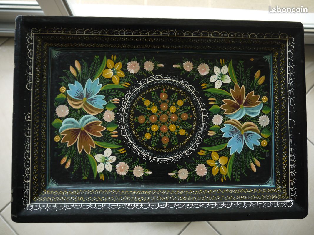 Plat ajouré Décor floral Céramique émaux polychromes de Thoune (Suisse