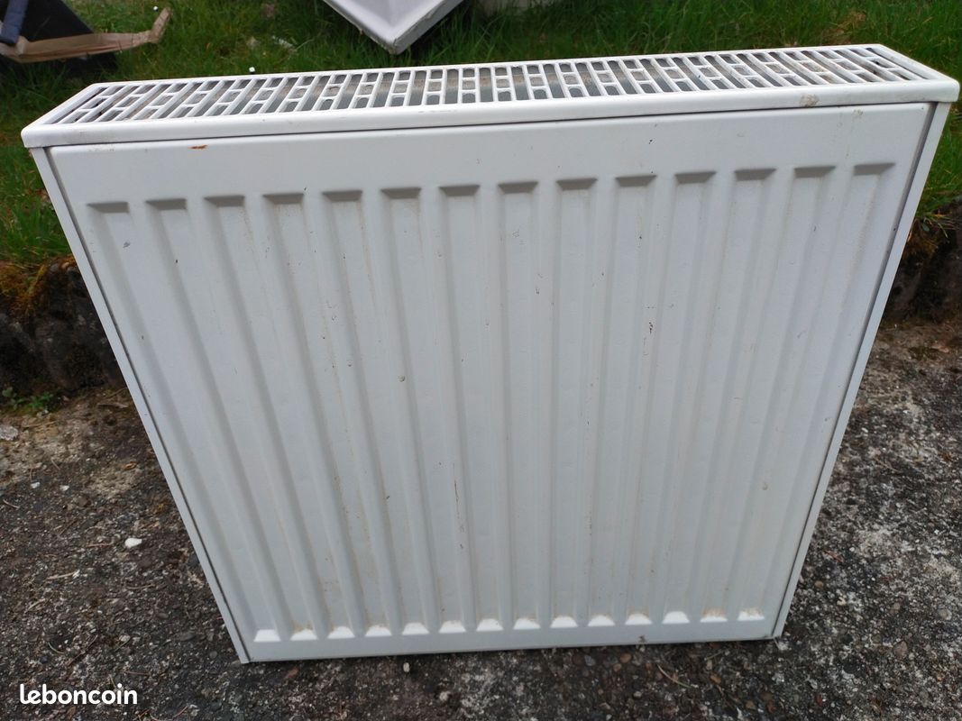 Radiateur à eau chaude horizontal en bon état a vendre (image 1)