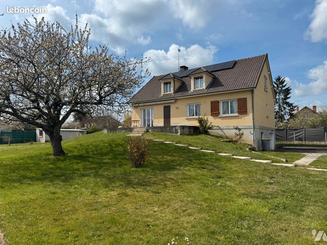 Maison 6 pièces 153 m² · à Commentry · 153 m² · 128 640 €