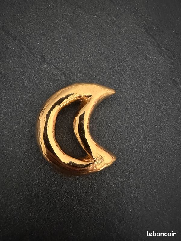 Broche vintage Christian Lacroix en métal doré ajouré en forme de lune (image 1)