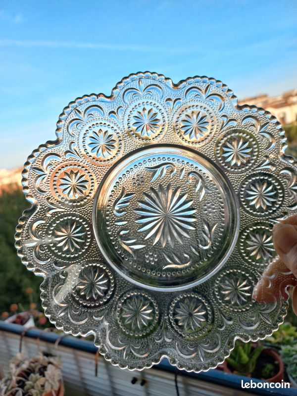Assiette en verre ciselé Vintage façon dentelle (Sabine) (image 1)