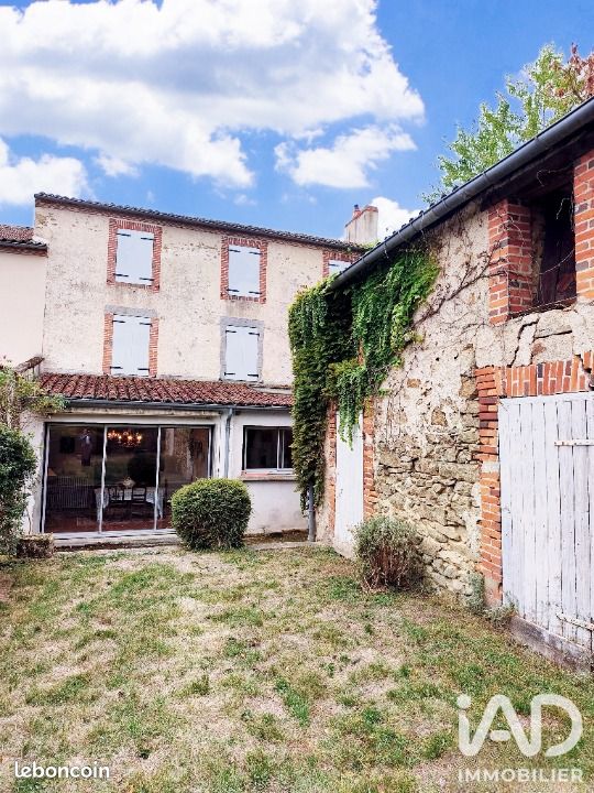 Maison 14 pièces 337 m² · au Dorat · 337 m² · 148 000 €