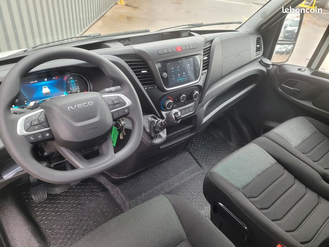 IVECO DAILY 35C16 H3.0 PACK COMFORT + PACK CONSTRUCTION SIMPLE CABINE BENNE COFFRE 03 PLACES comme NEUF avec CAMÉRA + MOTEUR 3 LITRES + SUSPENSION RENFORCÉE / GARANTIE 24 MOIS ( Prix Vente 46 490 HT ) (image 3)