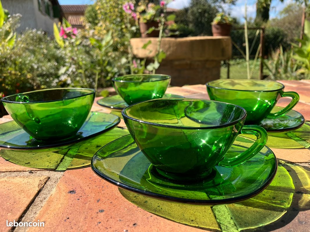 Lot De Tasses à Thé En Verre Vert Vereco - Vintage - Tasses + Soucoupes