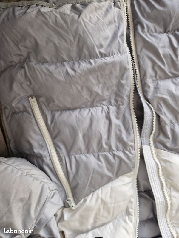Très belle doudoune Nike acheté chez Nike blanche et grise taille s enfant très bonne état (image 4)
