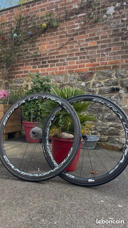 Moyeux Campagnolo 3d Pour La Vente De Vélos De Course Sur Fond Moyeux Campagnolo 3d Pour La Vente De Vélos De Course Sur Fond