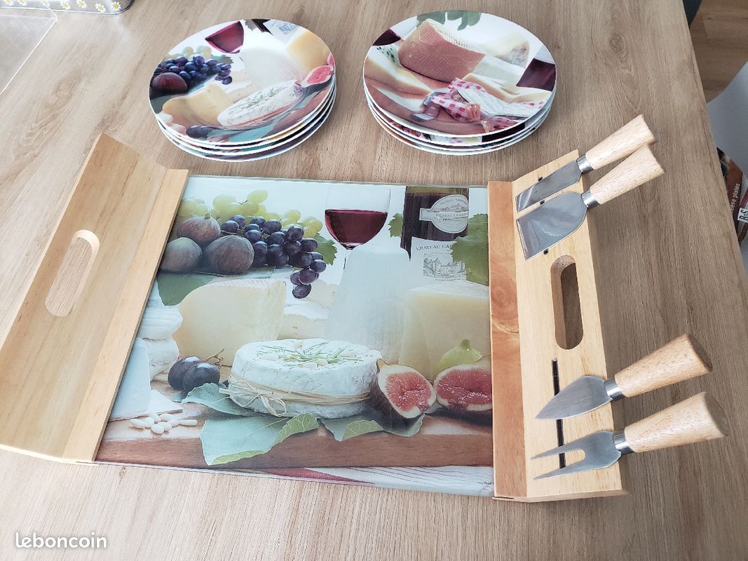 Plateau fromage et assiettes (image 1)