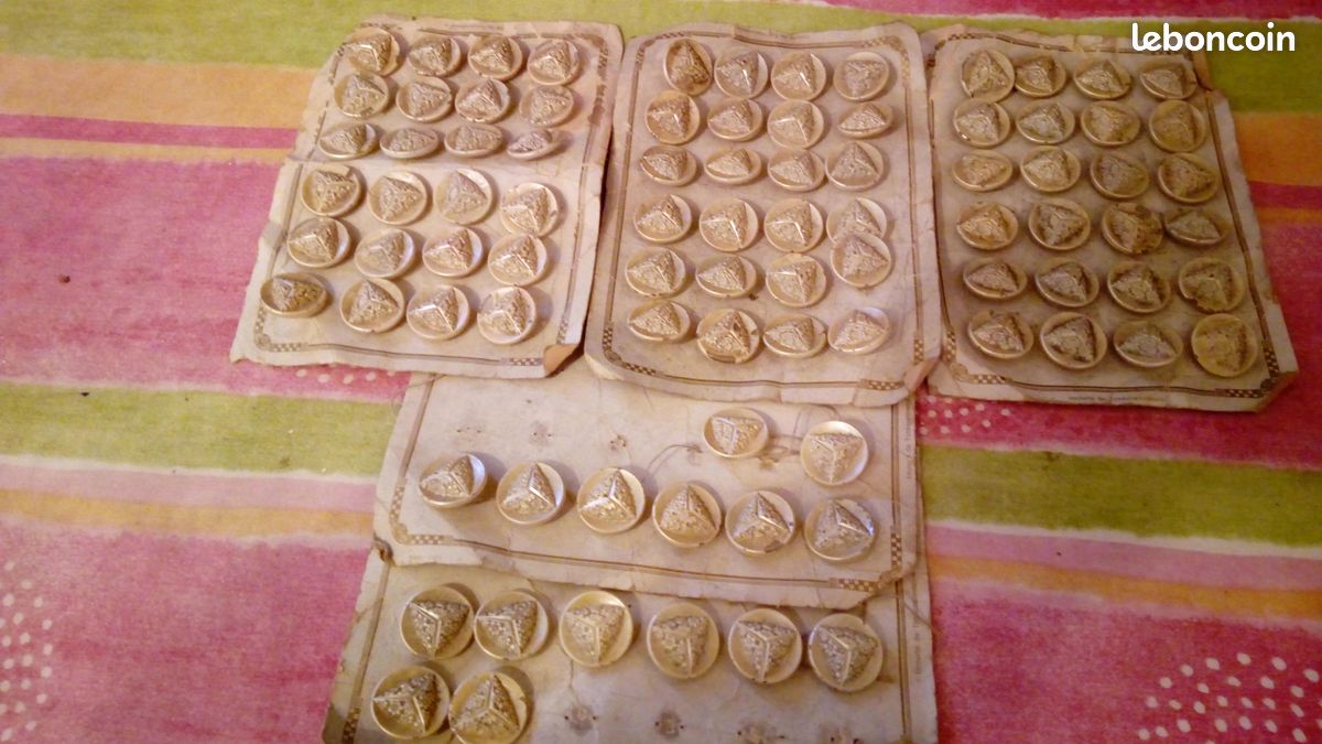 Lot de 88 boutons anciens fleurs groupées plastiques 23mms sur cartons (image 1)