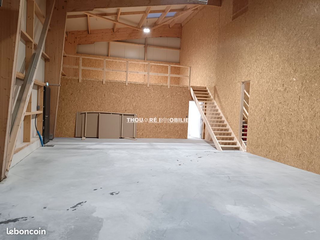 Bureaux 150 m² LA CHAPELLE BASSE MER (image 1)