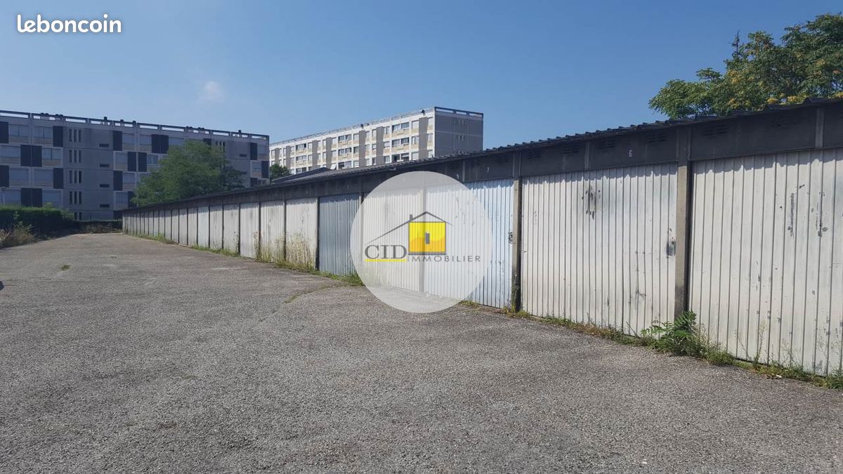 Parking/box Saint-Priest · 79 €/mois