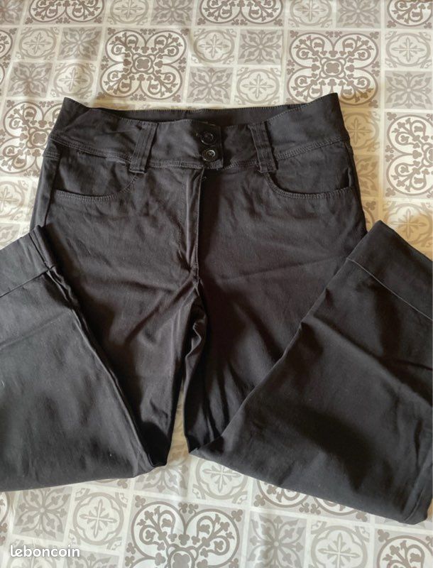 Pantacourt noir taille 40 (image 3)