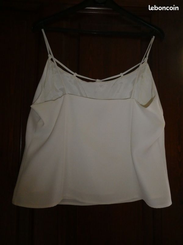 Très joli ensemble blanc pouvant convenir à une mariée (image 2)