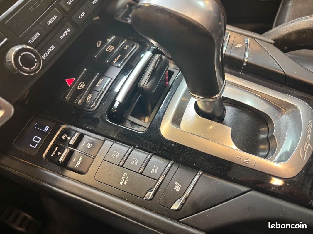 PORSCHE CAYENNE 3.0 V6 416 ch S Platinium Edition E-Hybrid Tiptronic / 1ere Main / PDLS+ / Toit Ouvrant / Camera (image 25)