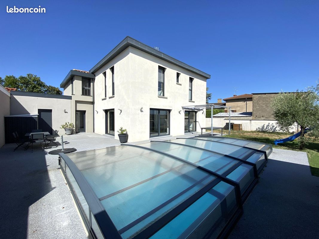 Maison 8 pièces 220 m² · à Porte des Pierres Dorées · 220 m² · 695 000 €