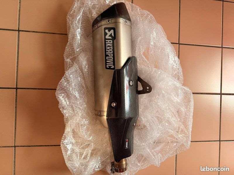 Echappement akrapovic forza 750 (image 1)
