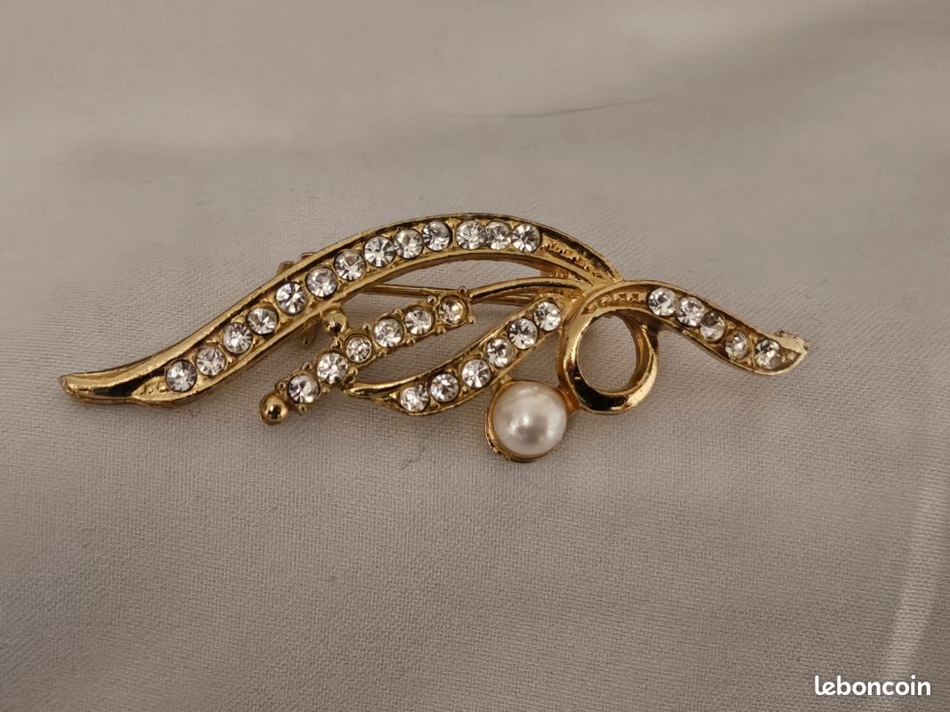 belle broche vintage dorée strass forme ruban noué et perle
