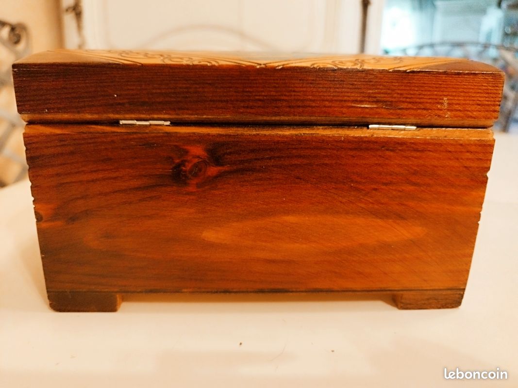 Boite à bijoux ou à secrets, en bois gravé (image 3)