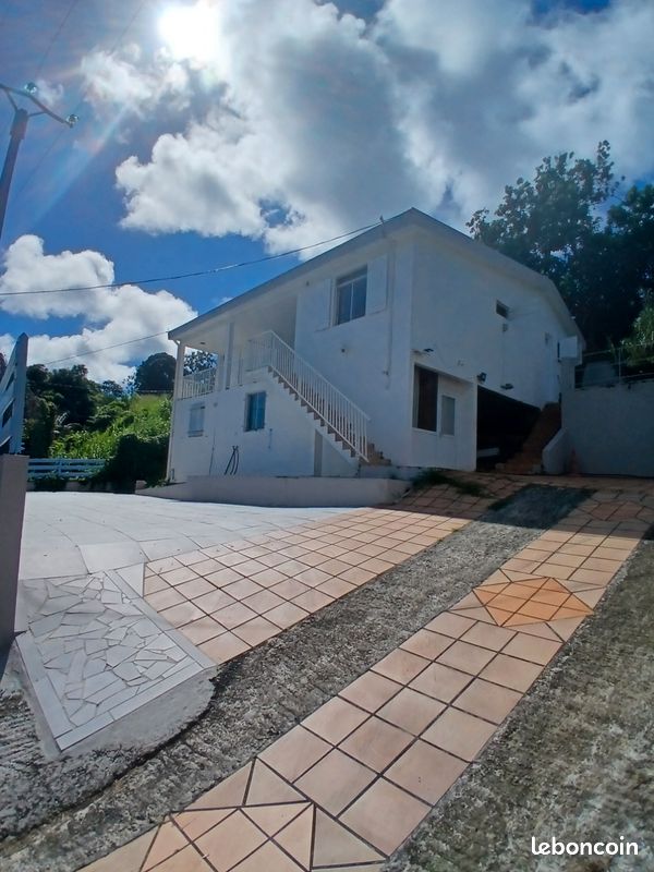 Maison 1 pièce · à Le Robert · 1 300 €/mois