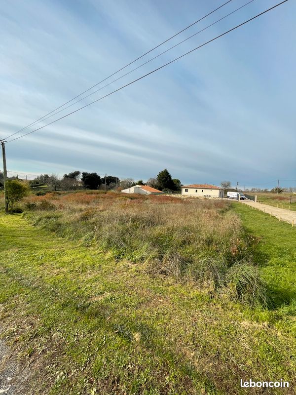 Terrain à bâtir libre constructeur – Proche centre-ville · à Pons · 29 900 €
