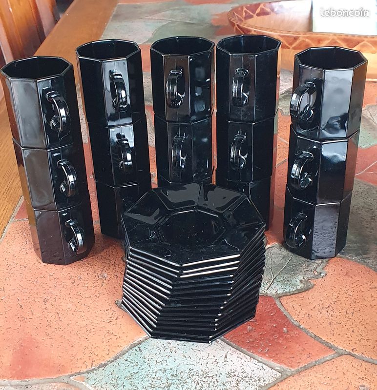 Service noir design – 15 tasses + 15 soucoupes + 4 grandes tasses + 4 soucoupes + 6 assiettes (image 3)