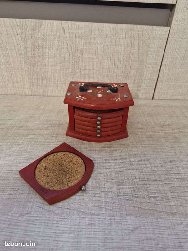 6 SOUS-BOCKS DESSOUS de verres en bois peint en forme d'ananas et leur boîte EUR 19,00 - FR 6 SOUS-BOCKS DESSOUS de verres en bois peint en forme d'ananas et leur boîte EUR 19,00 - FR