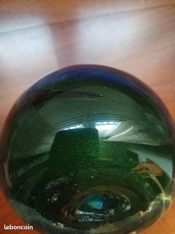 Grand sulfure / presse-papier boule en verre vintage, beaux tons verts, bleu et noir. Très bon état général, petite rayure quasi invisible. Dimensions env. Ø11 x H9 cm. Bel objet décoratif ou de colle (image 8)