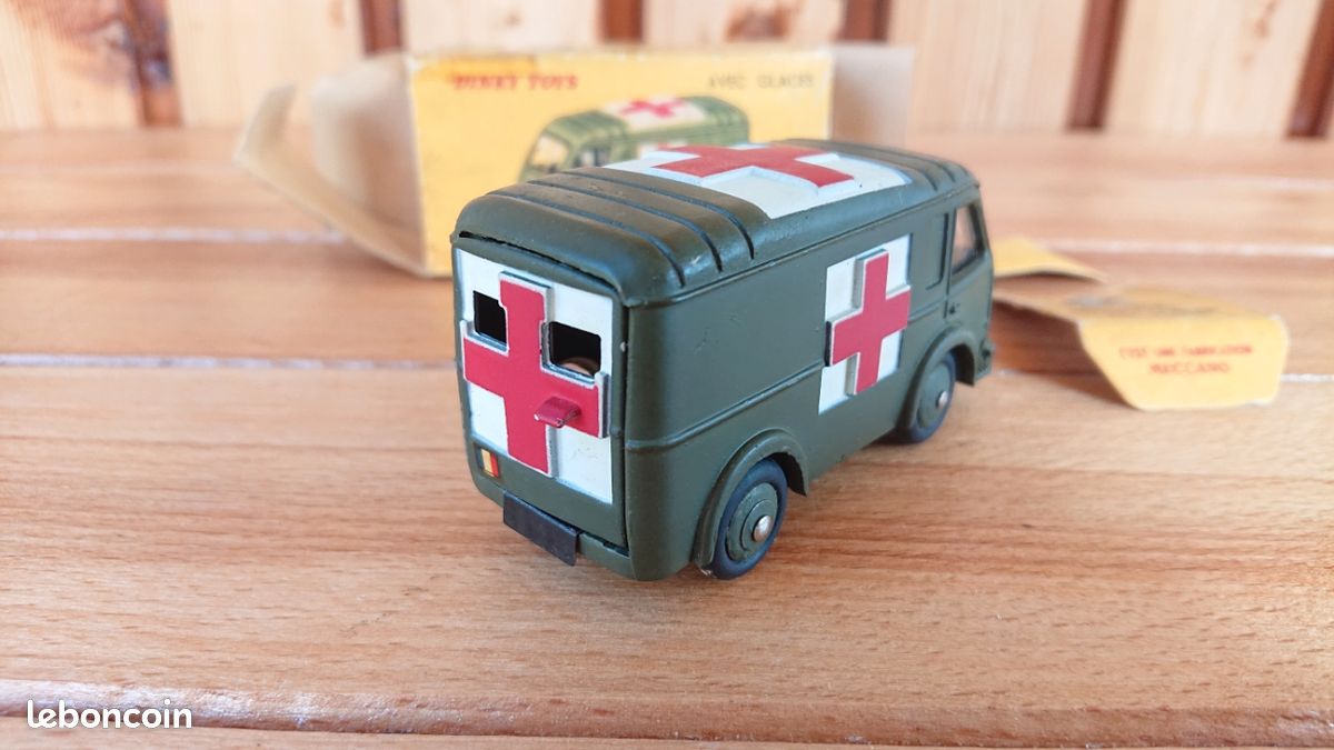Dinky - DINKY TOYS AMBULANCE MILITAIRE RENAULT CARRIER 80F SANS BOITE