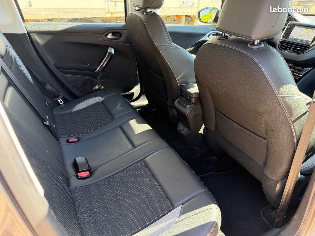 PEUGEOT 2008 BUSINESS 1.2 PureTech 110ch SS BVM5 Allure Business (image 9)