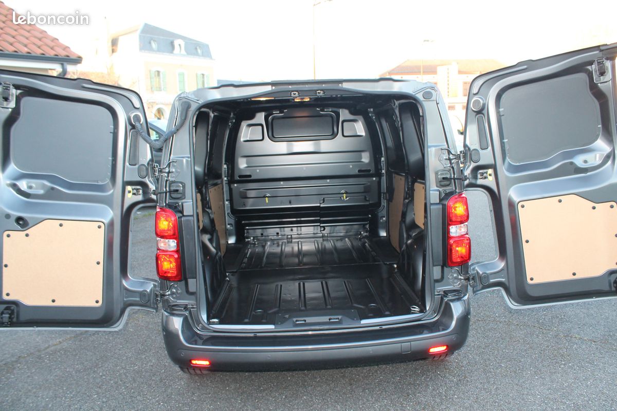 Opel Vivaro III Fourgon Taille M Blue-HDI 180 S&S EAT8 GPS, Caméra de recul, Avertisseur angles morts, Pack Look Sortie le 19/06/2024 - 5 Kilomètres. Prix Hors taxe : 24 500 (image 8)