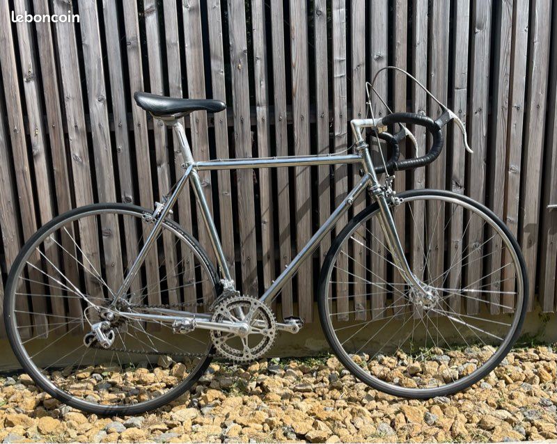 Selle noire avec rivets acier chromé pour vélo vintage