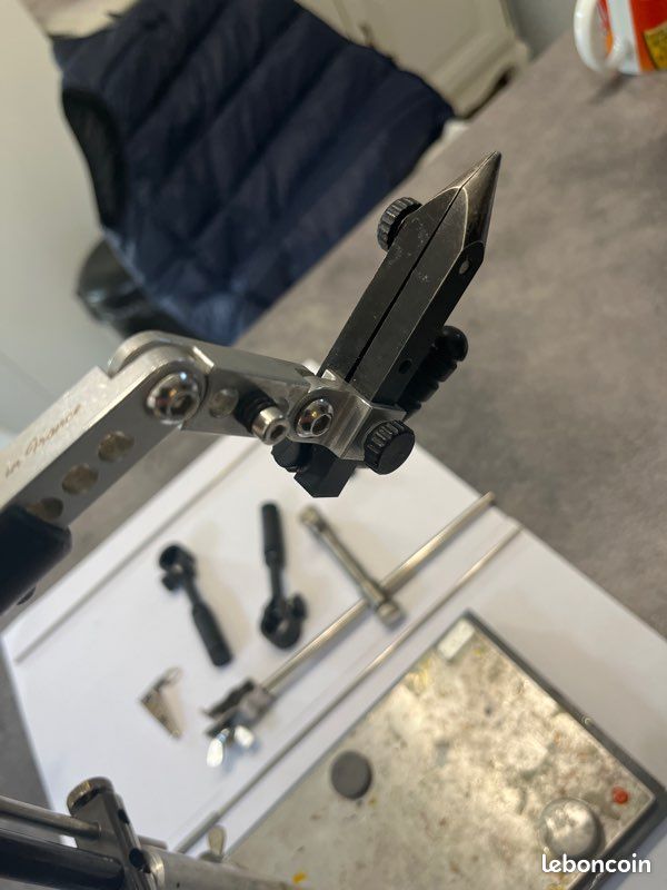 Étau Rotatif pour Mouches, Outil de Nouage de Hameçons de Pêche à la Mouche, Outil de Nouage de Mouches Portable, Pince de Nouage pour Taquins Faits à la Main, Fabrication de Leurres