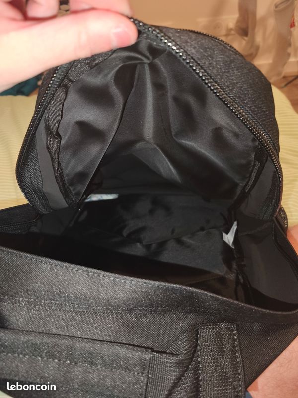 Sac a dos Carhartt.
Neuf acheté il y a une semaine jamais utilisé.
Les étiquettes sont toujours là (image 4)
