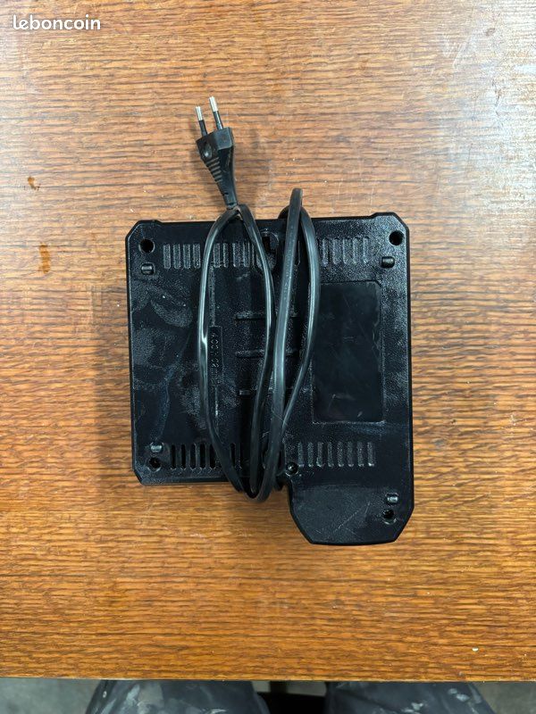 Chargeur HITACHI pour batteries de type Berner coulissantes - 3,0A - 14,4V - 18V / Li-Ion
