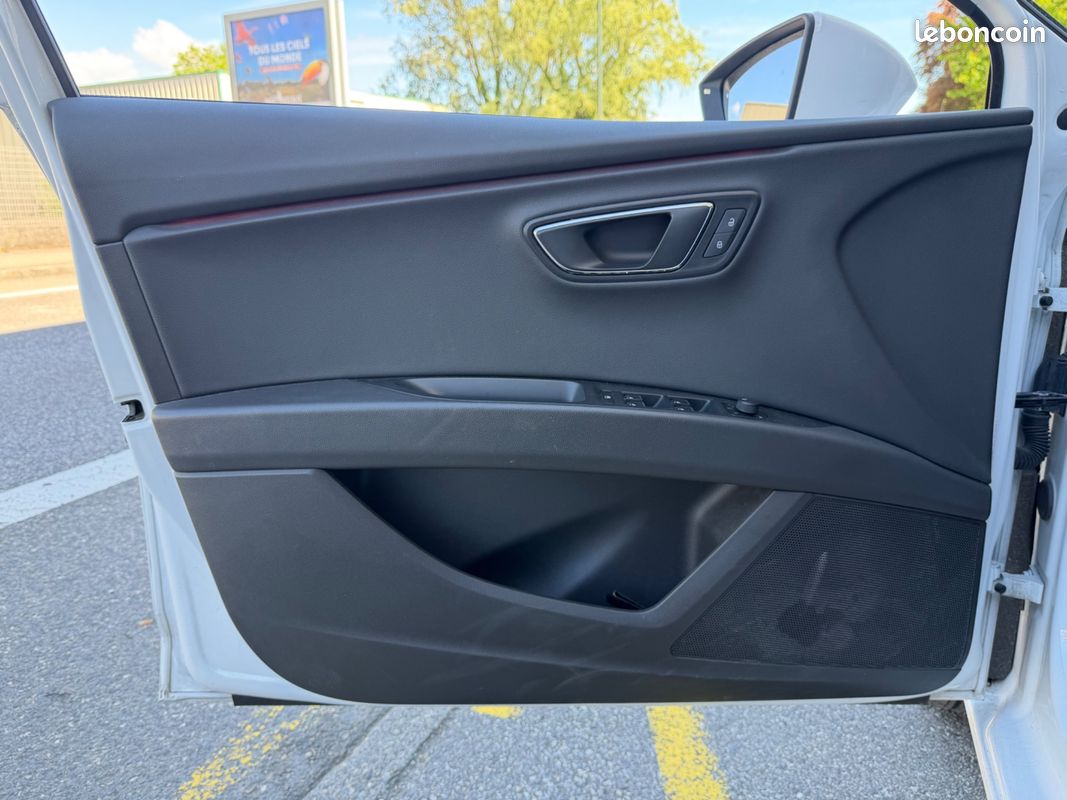 SEAT Leon 1.5 TSi 150CH XCELLENCE DSG / TOIT OUVRANT / CARPLAY / VIRTUAL COCKPIT / CAMERA / GARANTIE 6 MOIS (image 29)